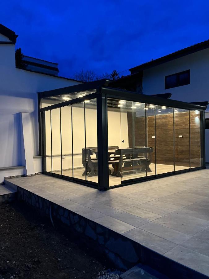 Villa Utopia Baltsjik Buitenkant foto