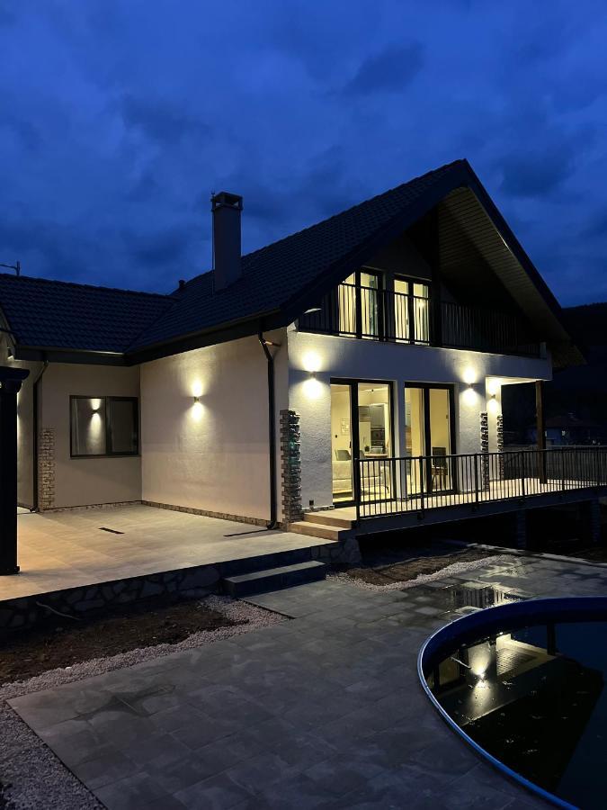 Villa Utopia Baltsjik Buitenkant foto